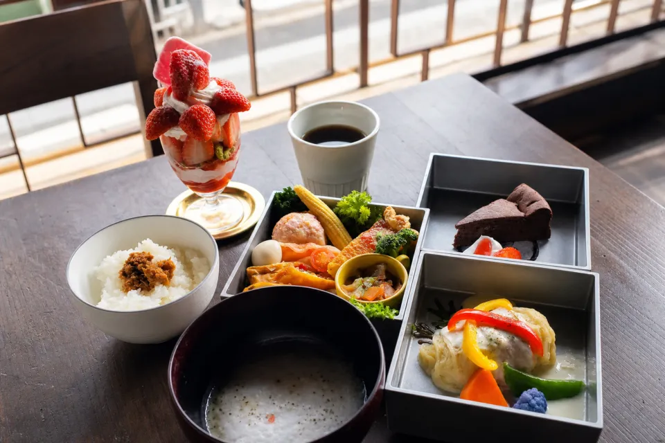 cafe ことだまの旬の地元食材を少しずつ盛り込んだことだまランチ