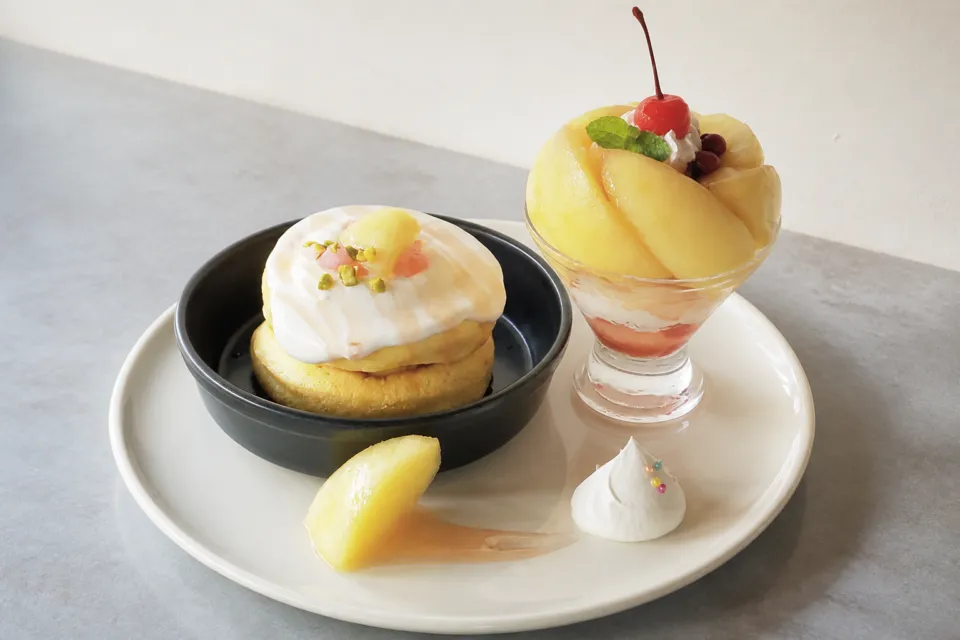 cafe ことだまの果物を添えたcafe ことだまのパンケーキ