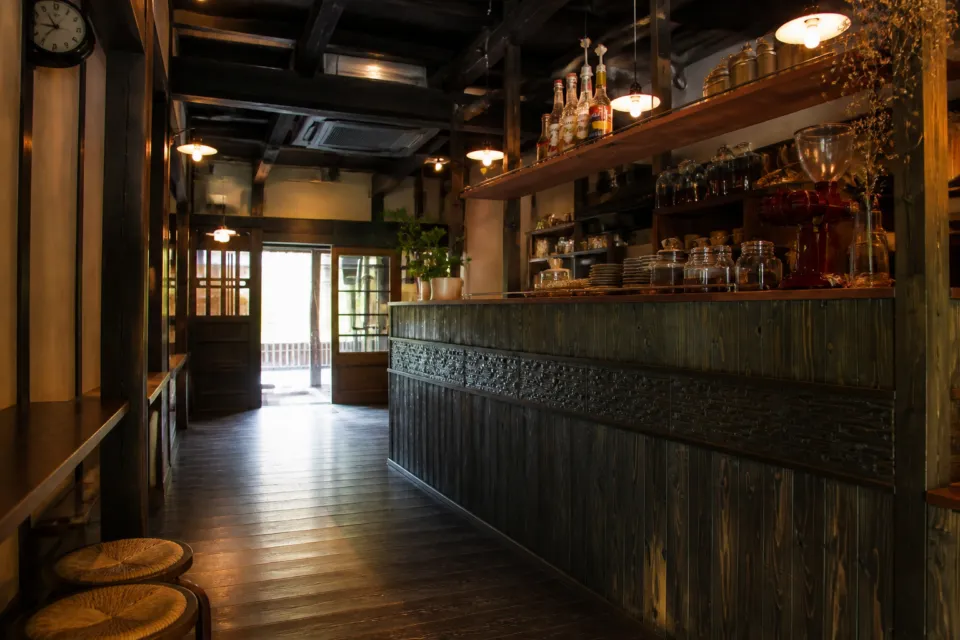 cafe ことだまの木造カウンターと入口の店内風景