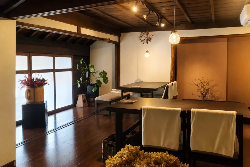 cafe ことだまの木の質感を生かしたcafe ことだまの店内