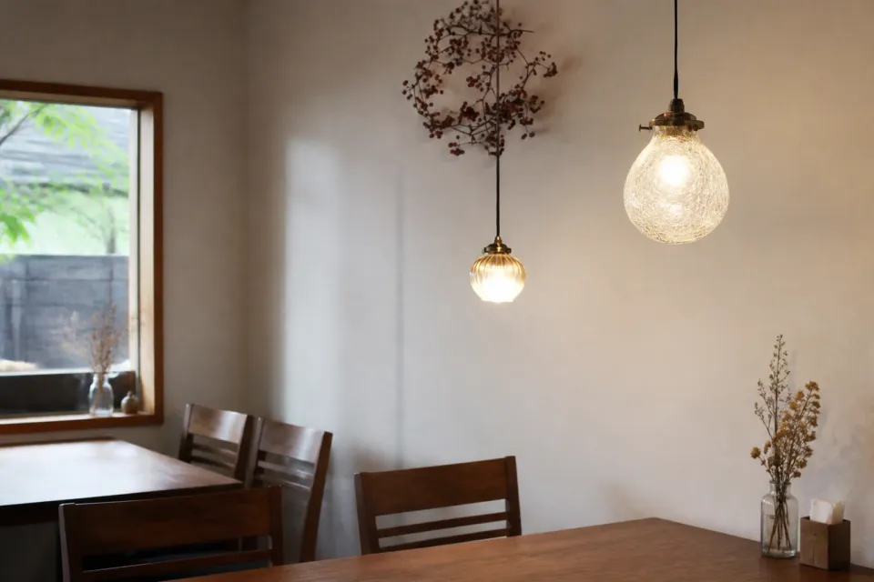 cafe ことだまのガラス照明とドライフラワー