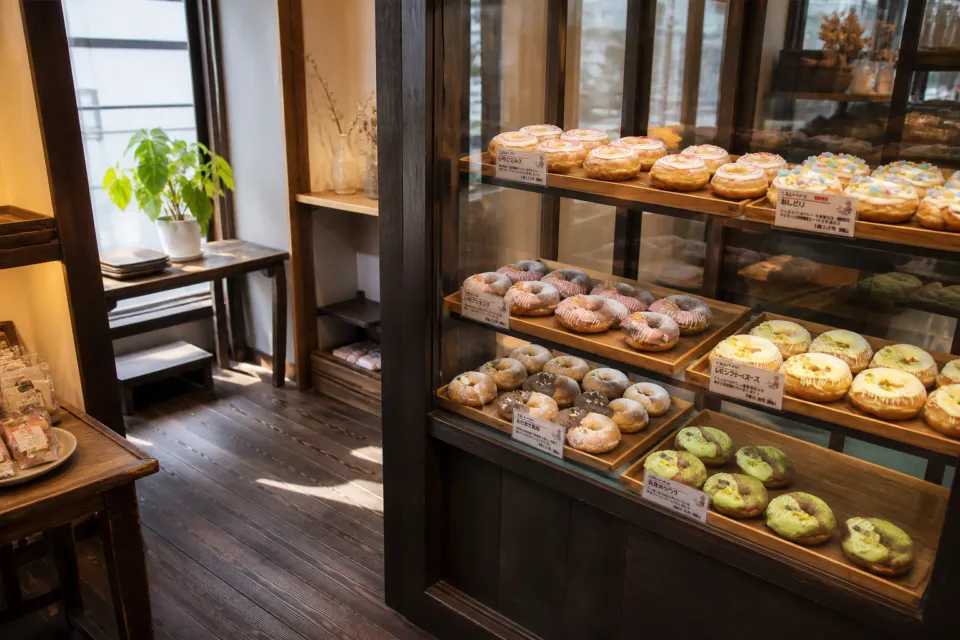 cafe ことだまの店内に並ぶくるんドーナツの販売コーナー