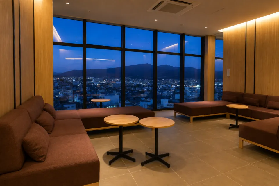 カンデオホテルズ奈良橿原の夜景を望むラウンジ