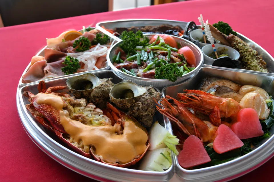 シェ・アンジュの魚介や前菜を盛り合わせた大皿料理