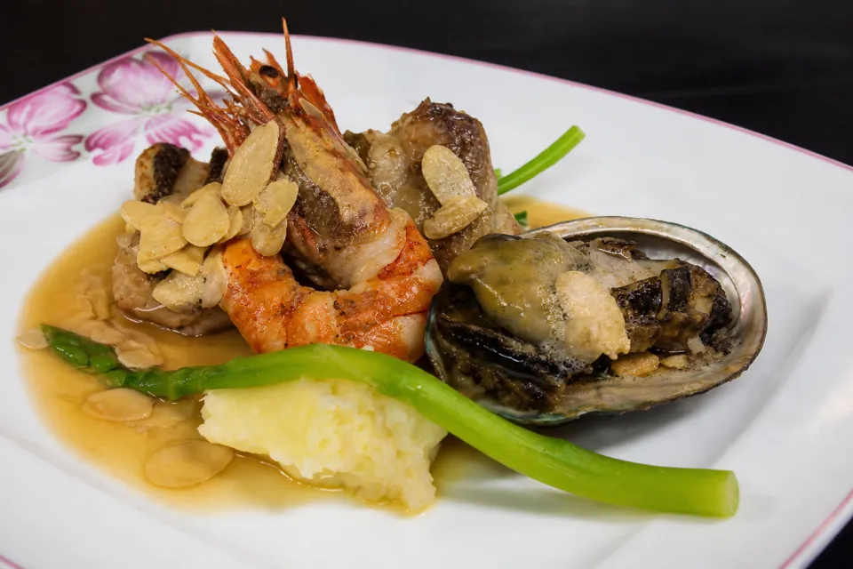 シェ・アンジュの海老と貝を合わせた魚介料理