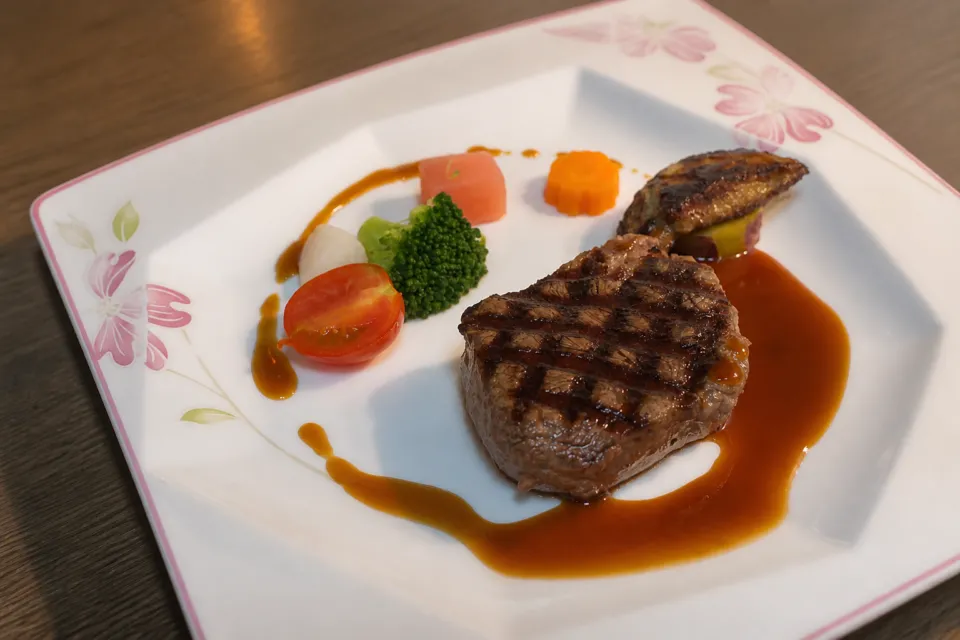 シェ・アンジュの網焼きステーキと温野菜