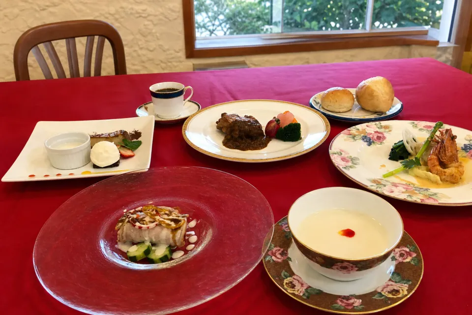 シェ・アンジュの魚料理や肉料理を組み合わせたコース料理