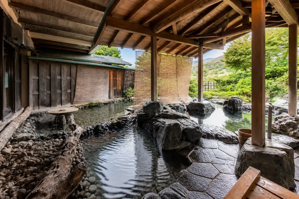 長瀞温泉 花のおもてなし 長生館の岩造り露天風呂