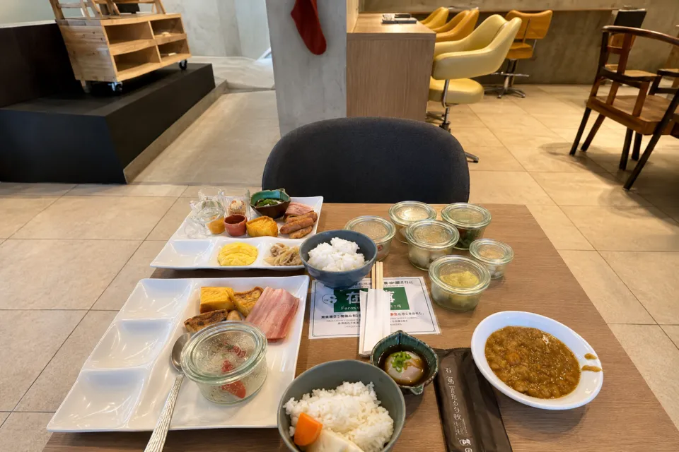 クレイトンベイホテルの小鉢料理を並べた朝食