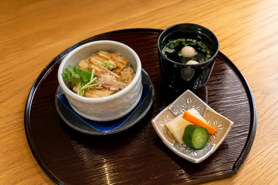 クレイトンベイホテルの丼と吸い物の食事