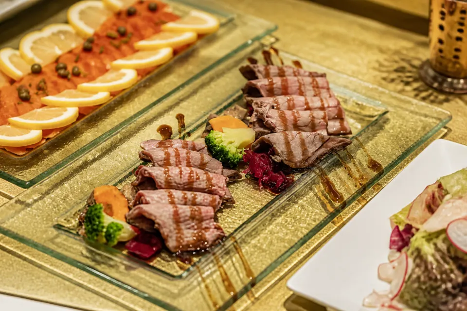 クロスホテル大阪のミートラウンジ料理