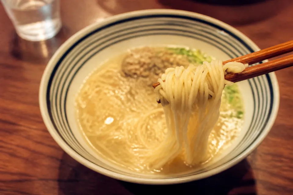 堂の浦 駅前店の箸で持ち上げた鯛塩らぁ麺の麺
