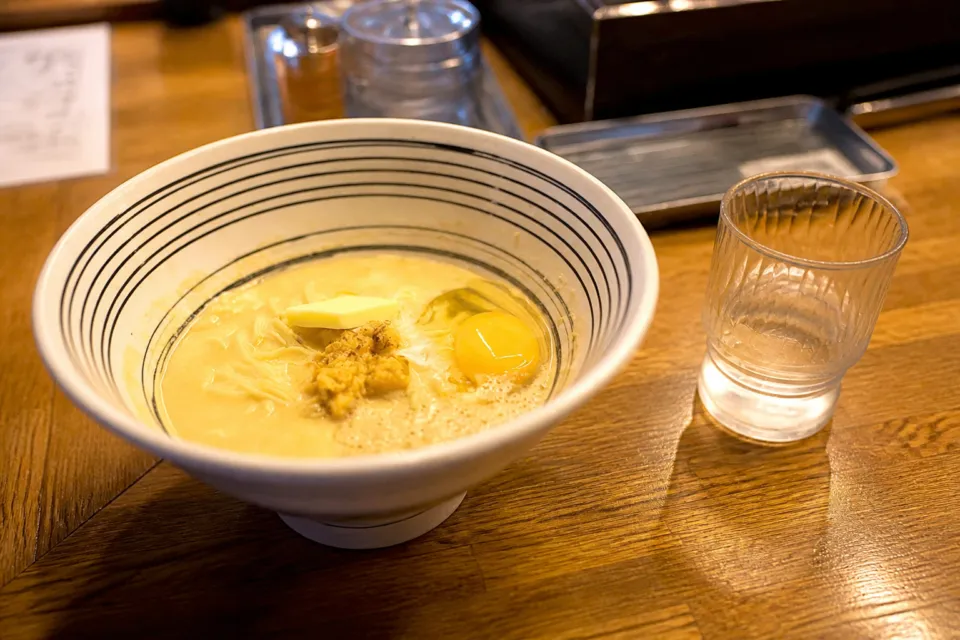 堂の浦 駅前店の黄金色のスープが入った鯛塩らぁ麺