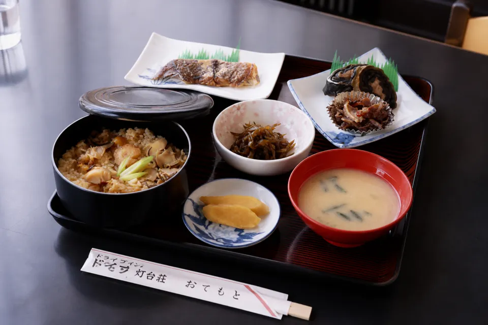 ドライブイン灯台荘の磯炊き込みご飯定食