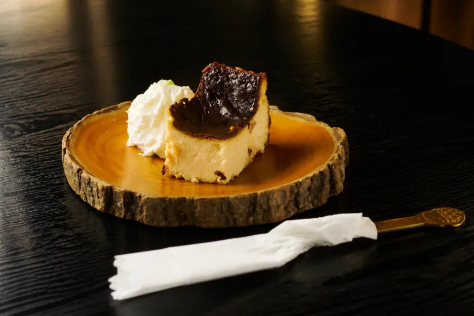 森の中のお肉レストラン アースガーデンの木皿に盛られたチーズケーキ