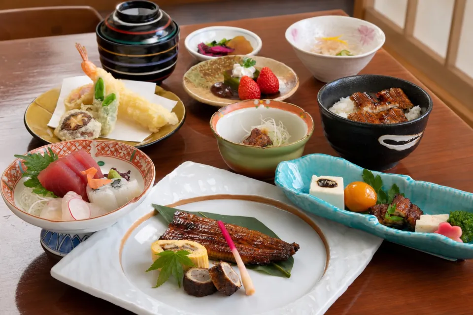 江戸川 ならまち店の鰻料理を含む宴会料理
