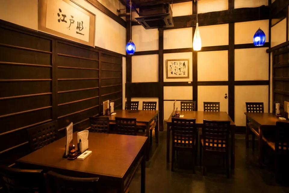 江戸川 ならまち店の木組みを生かしたテーブル席