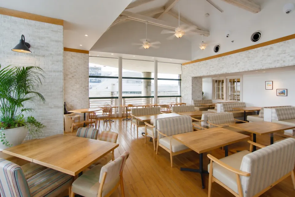 Eggs ’n Things お台場店の明るい店内