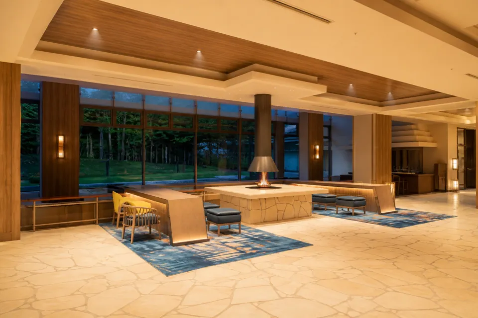 EN RESORT Grandeco Hotelの暖炉を中心に木々を望むロビー