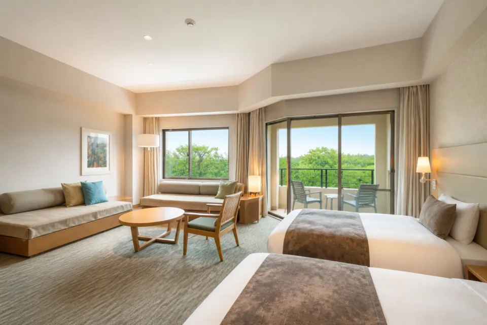 EN RESORT Grandeco Hotelの窓辺にソファを備えたツインルーム