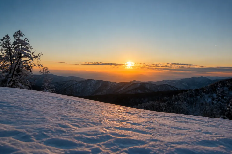 EN RESORT Grandeco Hotelの周辺に広がる雪山の夕景