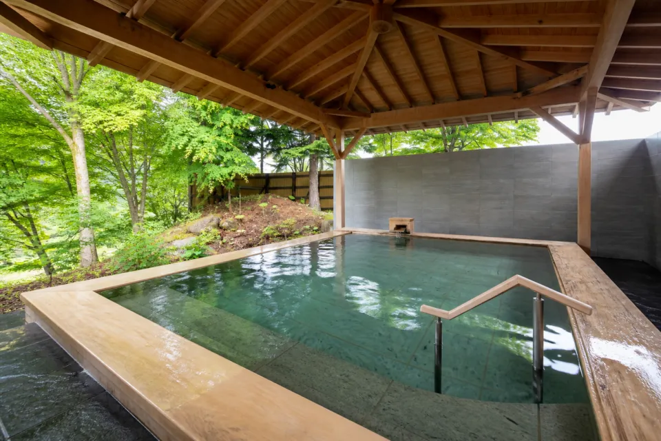 EN RESORT Grandeco Hotelの緑に囲まれた露天風呂
