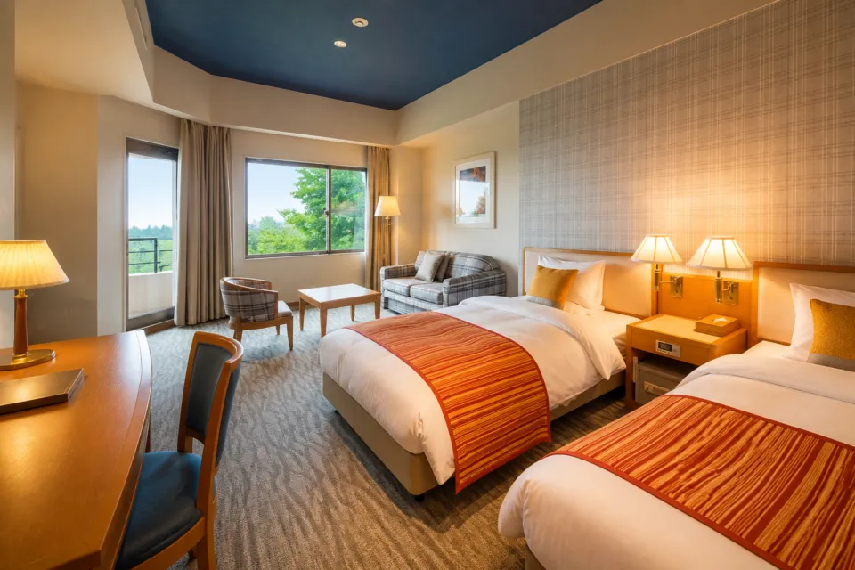 EN RESORT Grandeco Hotelの暖色の照明と窓を備えたツインルーム