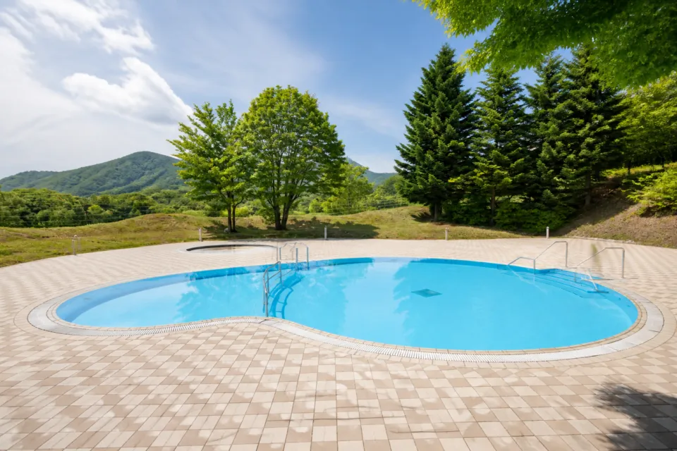 EN RESORT Grandeco Hotelの山と緑を望む屋外プール