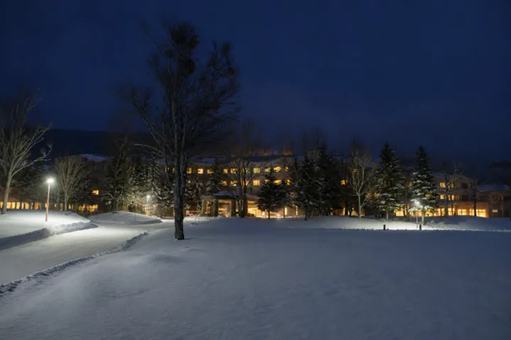 EN RESORT Grandeco Hotelの雪景色に包まれた夜の外観