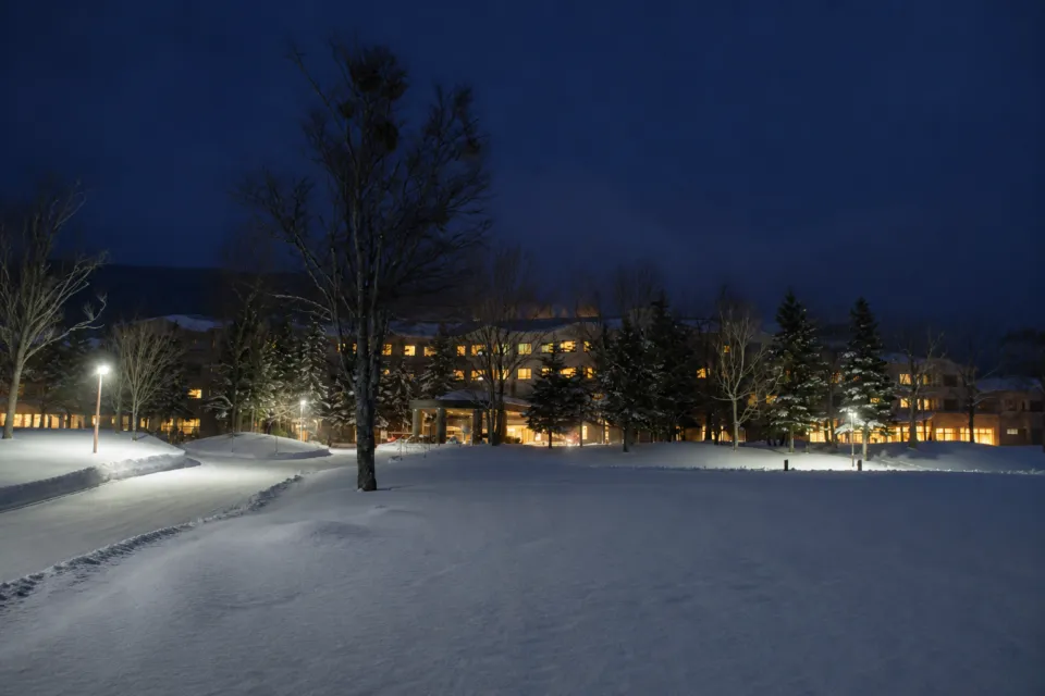 EN RESORT Grandeco Hotelの雪景色に包まれた夜の外観