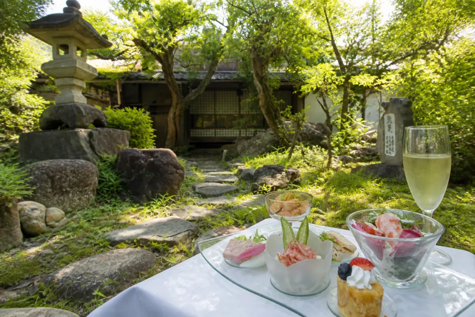 フレンチ奥村邸の庭園を望む前菜盛り合わせ