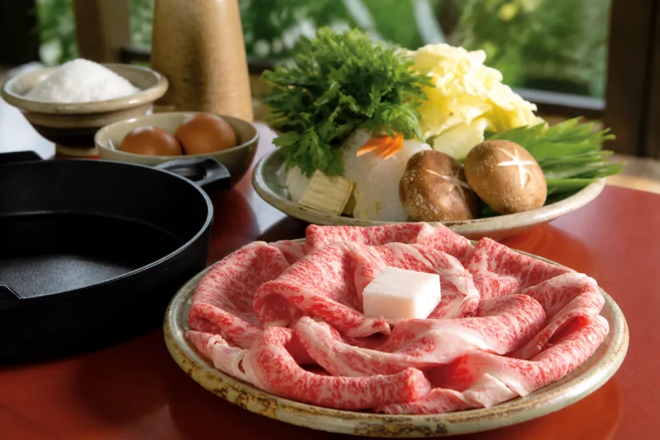 元祖伊賀肉 金谷 伊賀上野・本店の寿き焼き用伊賀牛と野菜