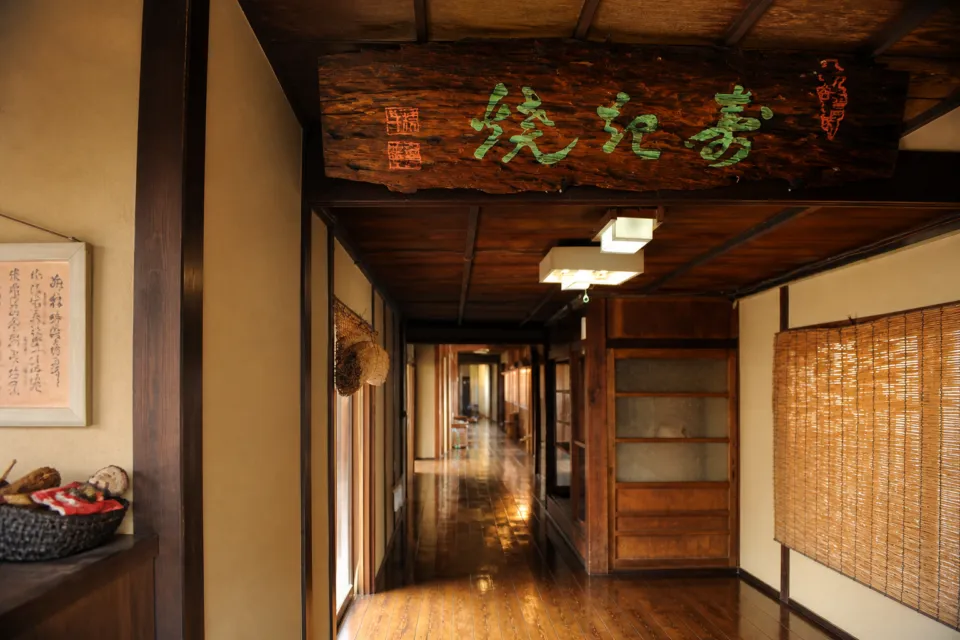 元祖伊賀肉 金谷 伊賀上野・本店の廊下と寿き焼きの看板