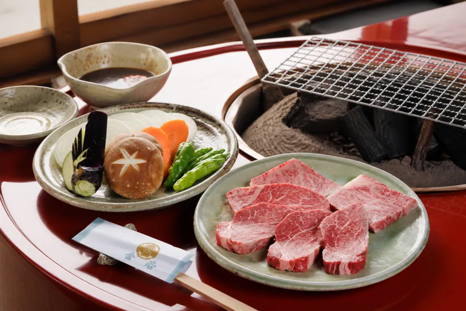 元祖伊賀肉 金谷 伊賀上野・本店のアミ焼き用伊賀牛と炭火
