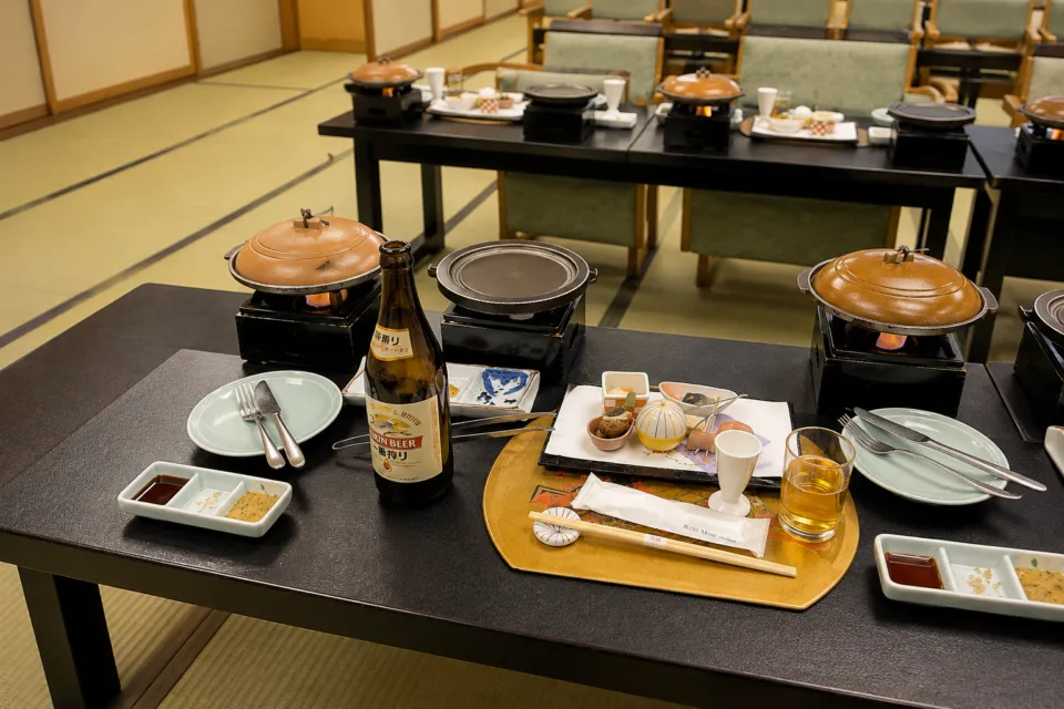 源氏香の畳の食事会場と会席料理