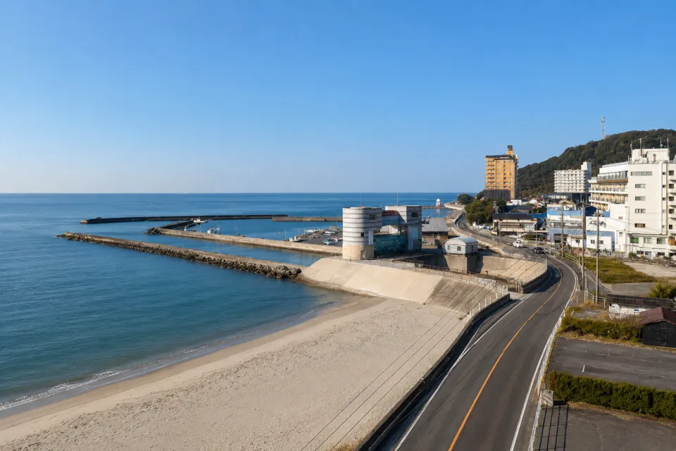 源氏香の海岸と港の眺め