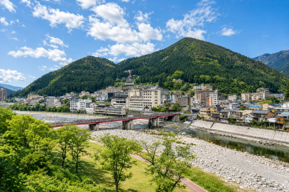 下呂温泉 水明館の周辺に広がる温泉街と山々の景観