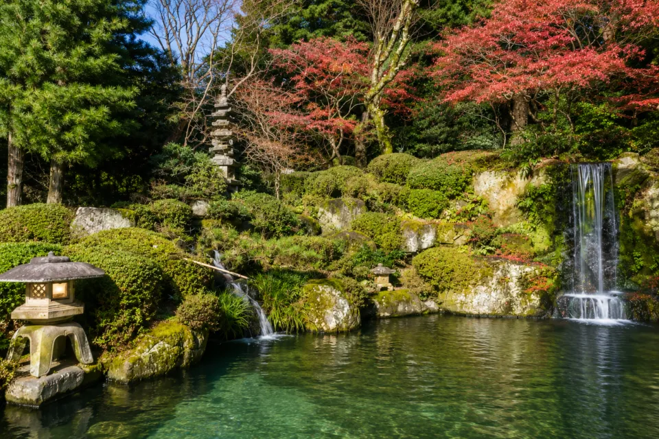 下呂温泉 水明館の滝が流れる日本庭園