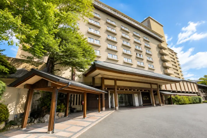 下呂温泉 水明館の正面玄関と建物外観