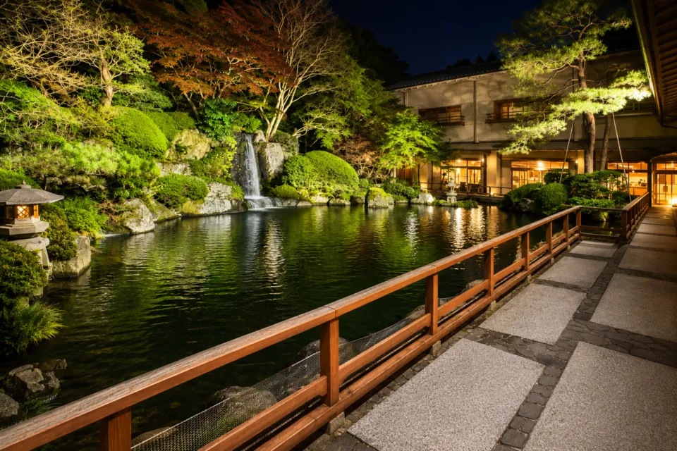 下呂温泉 水明館の夜の日本庭園