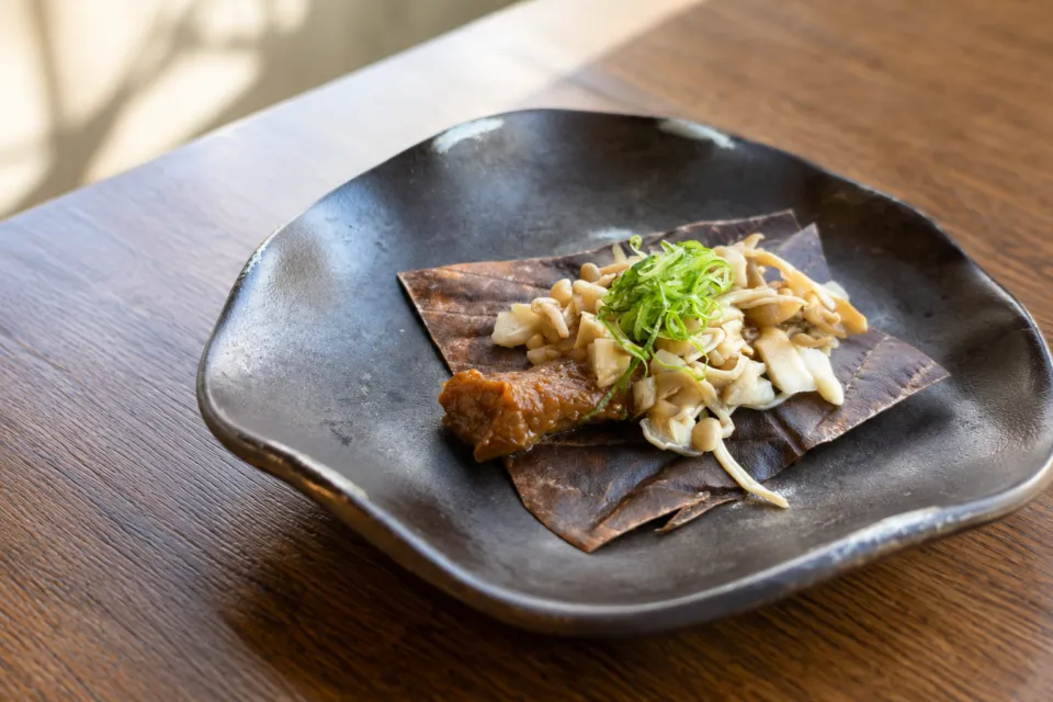 下呂温泉 山形屋の朴葉に盛ったきのこ料理