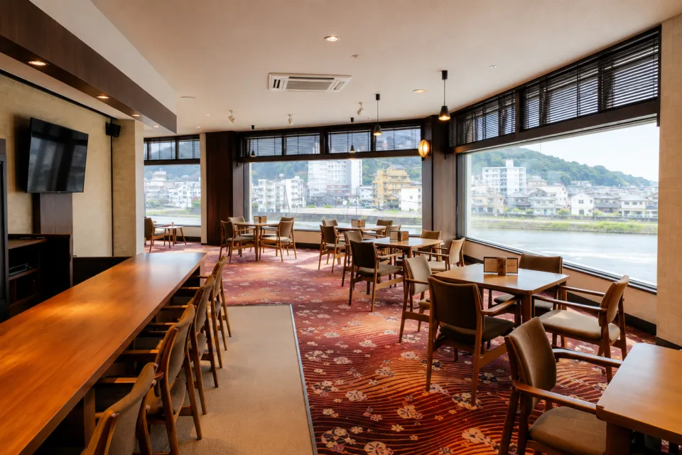 下呂温泉 山形屋の飛騨川を望むラウンジ