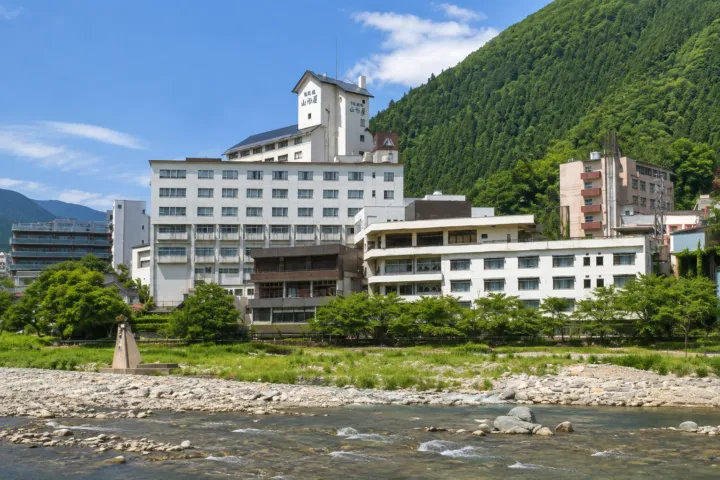 下呂温泉 山形屋の飛騨川越しの外観