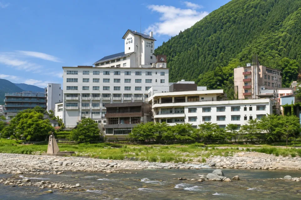 下呂温泉 山形屋の飛騨川越しの外観