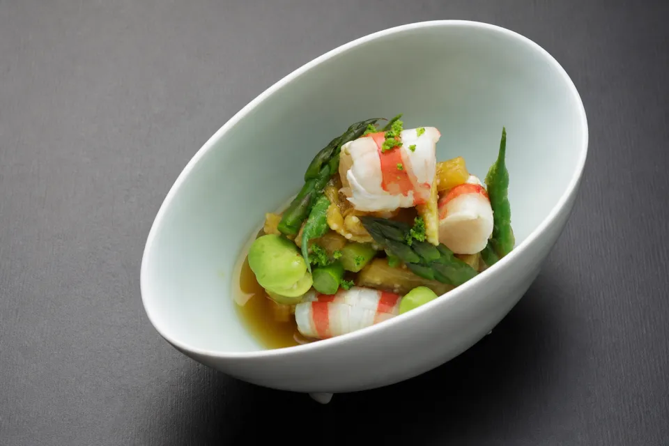 銀座 小十の緑の野菜と魚介を盛り込んだ季節料理