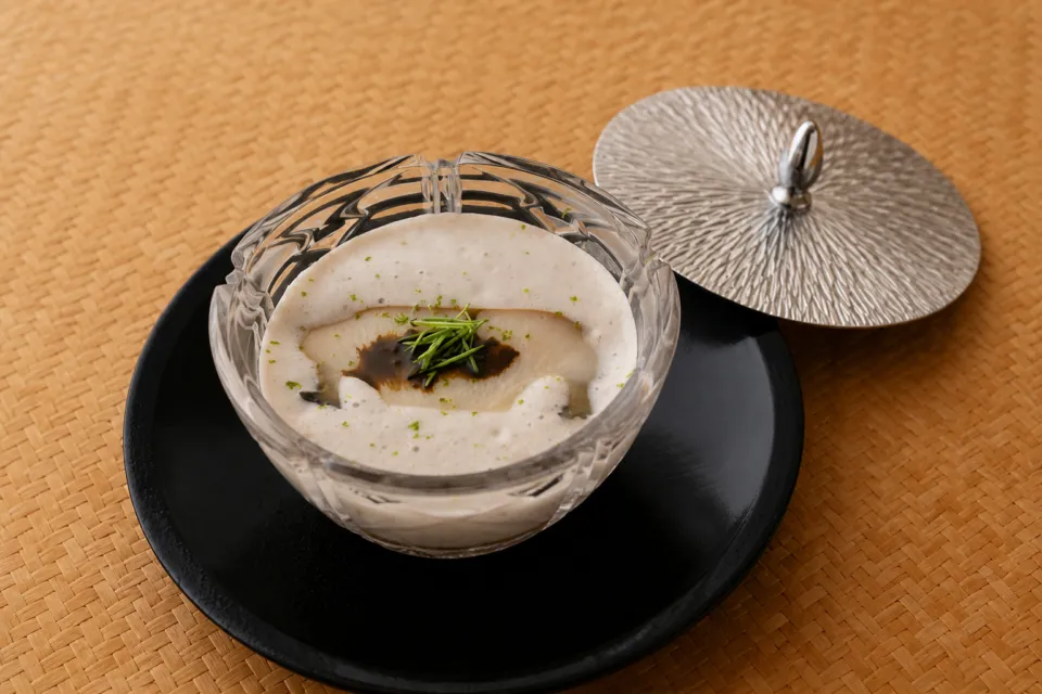 銀座 小十のガラス器に盛られた季節料理