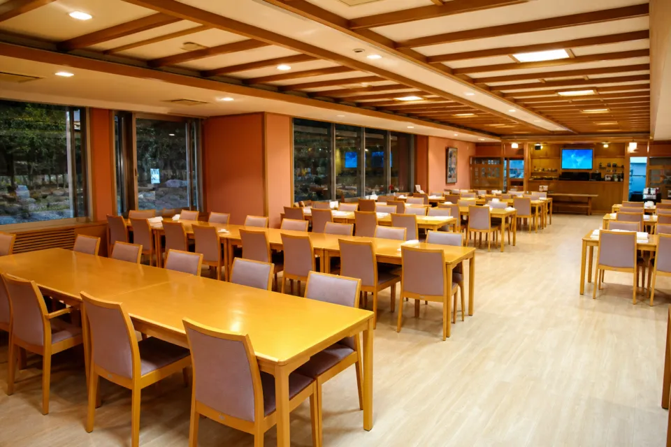 五箇山荘の椅子席の食堂