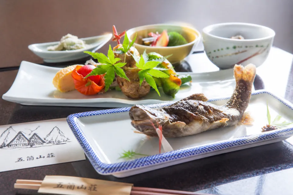 五箇山荘の岩魚の塩焼きを含む夕食