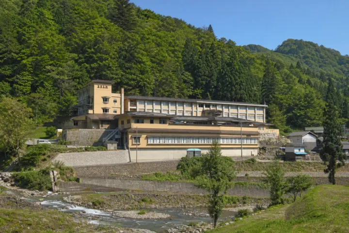 五箇山荘の山あいに建つ外観