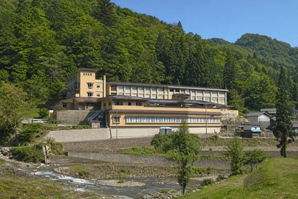 五箇山荘の山あいに建つ外観